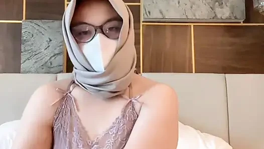 Woman with lingeri nungging sodok from behind