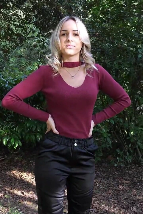 这位漂亮的18岁海军陆战队员去参加色情片试镜