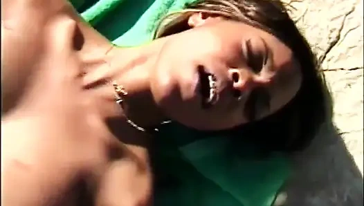 Хорошенькие черные лесбиянки лижут киску в бассейне