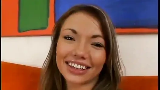 Возбужденная крошка наслаждается хорошим минетом с твердым хуем