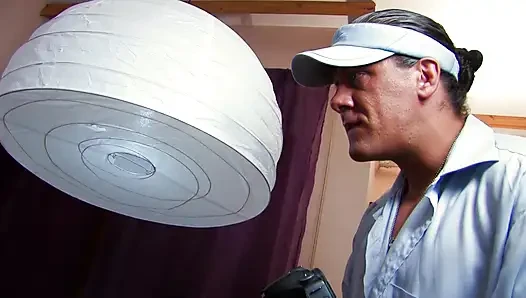 Pejantan terangsang meniduri seorang dewasa dan remaja