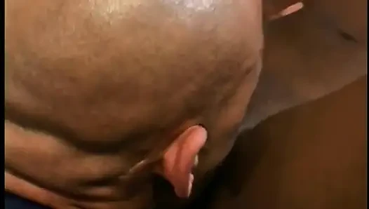 Kel zenci adam büyük yarağıyla sikişiyor zenci tenli seksi esmer
