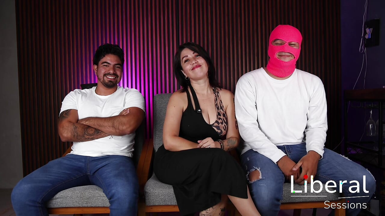 MILF MATURĂ CU SÂNI EXTRAORDINARI, ÎȘI ÎNREGISTREAZĂ PRIMUL THREESOME CU 2 STRĂINI.
