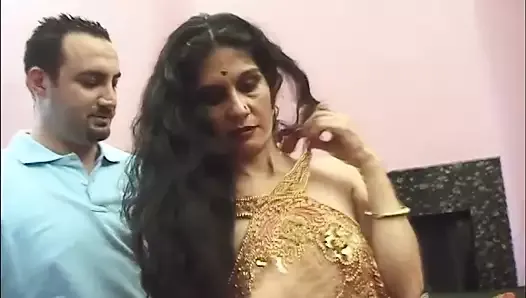 Une femme indienne trompe son mari avec un touriste sexuel de LA