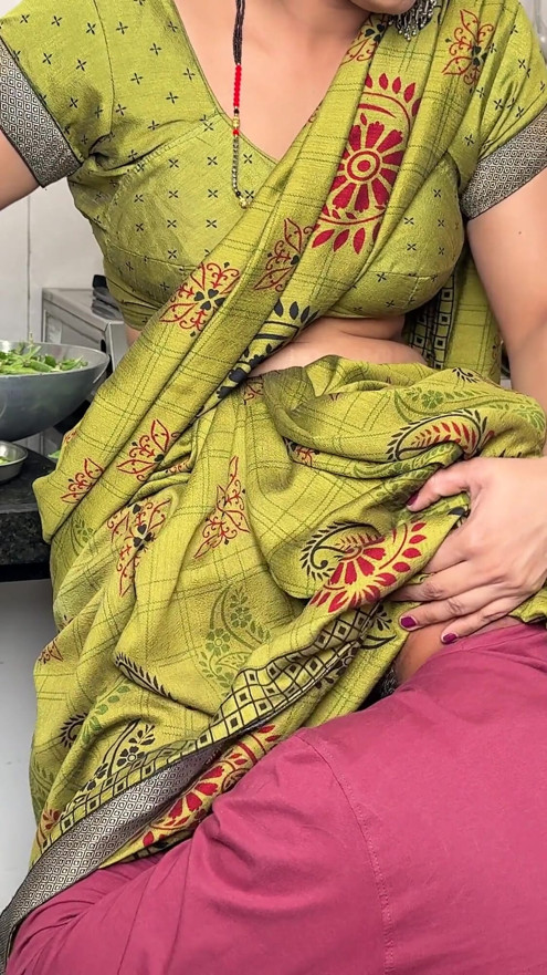 Komal bananas are very much liked, that's why the brother-in-law brought a dozen bananas from the market, for the sake of the sister-in-law, but the sister-in-law wanted a big banana. | Clip 2