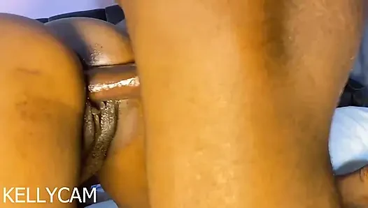 Ibu tiri seksi ini dientot habis-habisan sama kontol besar di hari pengantar barang