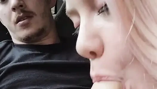 Süße blondine nimmt dicken schwanz öffentlich auf dem parkplatz tief in den hals