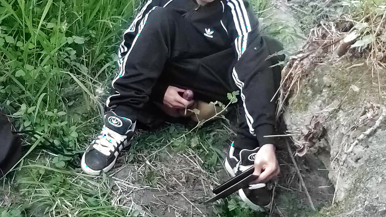 Regarde le cul de Jon Arteen pendant que le twink nettoie son sperme après qu'il ait éjaculé dehors en replay dans les coulisses