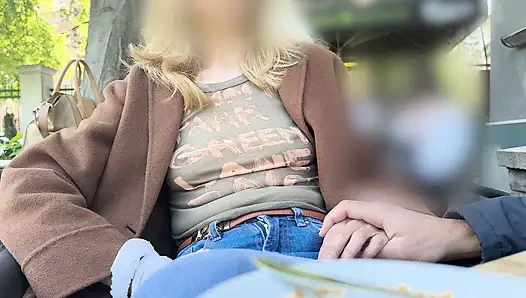 Kocamı törpülü gömlekle azdırıyor oudoor kahve yerinde büyük pirsingli meme uçlarını teşhir ediyor