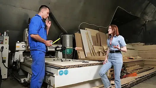 Fabrikspaß: doppelpenetration mit fickmaschine