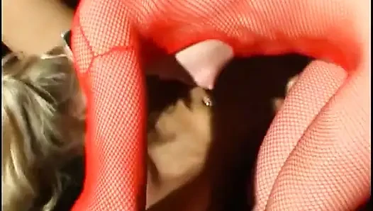 Крошка В Красных Чулках-сеточках Доминирует Над Связанным Членом В Диком Бдсм-тройничке