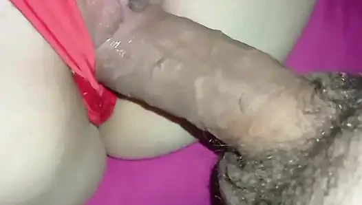 Freches weißes mädchen mit ihrer muschi in flammen