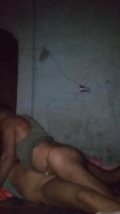 Bhabhi ne apni chut me mall under dalbaya