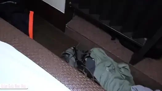 Üç ince güzel gündelik bir buluşmayı kontrolün ötesine dönen vahşi bir geceye dönüştürüyor