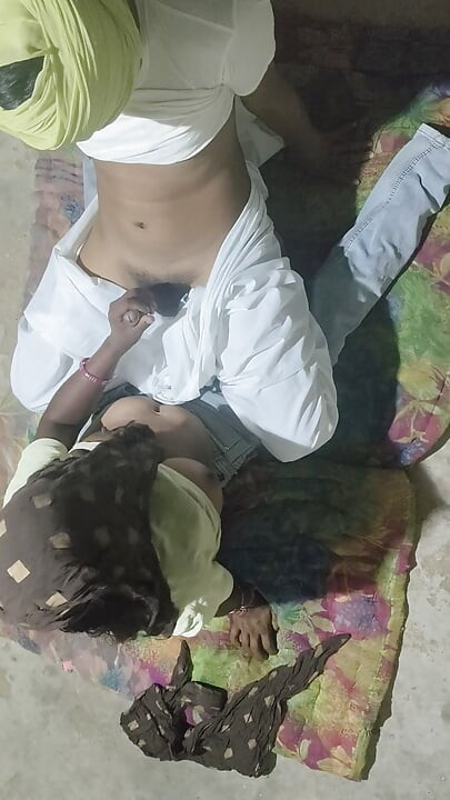 Kenikmatan berhubungan seks datang dari gadis seksi di desa desi