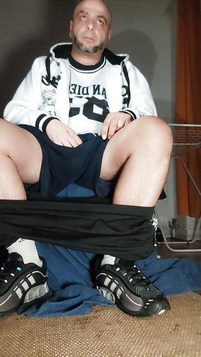 The Dregsau Dj-bro Pisses in His Pants.