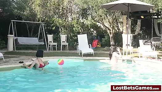 Pecundang bola voli strip menghadapi tantangan luar ruangan yang sensual