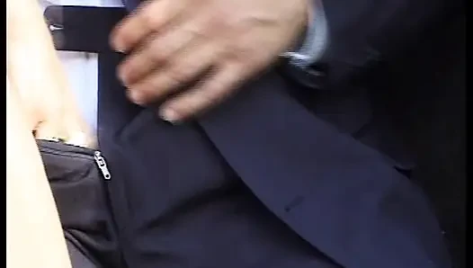 Sarı elbiseli Alman genç erkek avcısı doğada bir yabancıyla sikişiyor