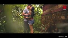 Gagica indiană excitată s-a bucurat de sex cu iubitul în parc