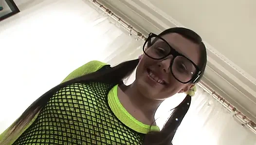 Pantat bahenol cewek culur rusia ini dientot habis-habisan sampai matanya merem melek!