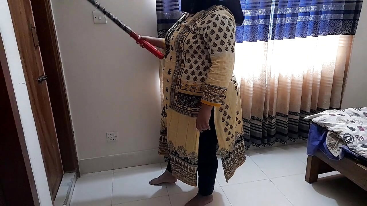 Servitoare indiană futută de șef în timp ce spulba biroul - ejaculare în curul mare
