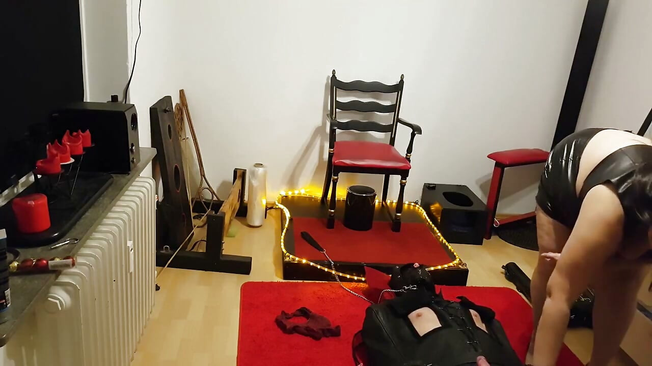 Weelderige Dominatrix levert op gezicht zitten aan haar leren slaaf
