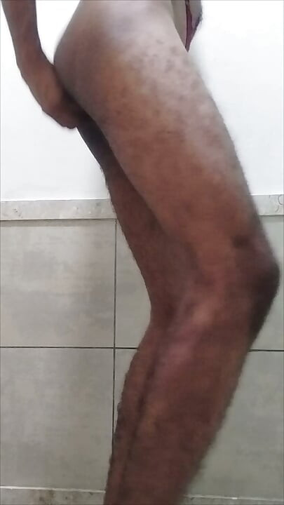 의붓여동생 팬티 끈 옆에서 자지를 가지고 놀았다