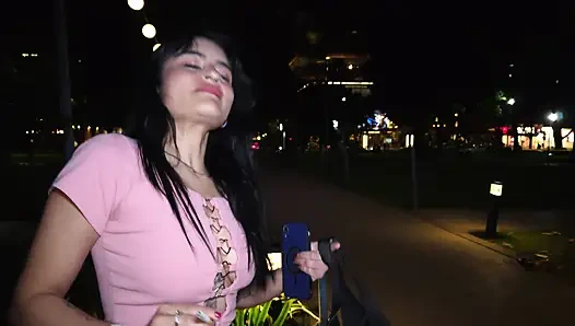 Amatör halka açık pikap: Pornhub sırt çantalı latin hayran gırtlağına kadar sakso çekiyor ve ham dölleniyor