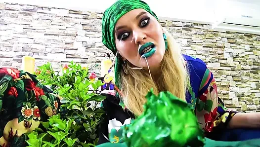 Kiss Poison Ivy 's Green Lips