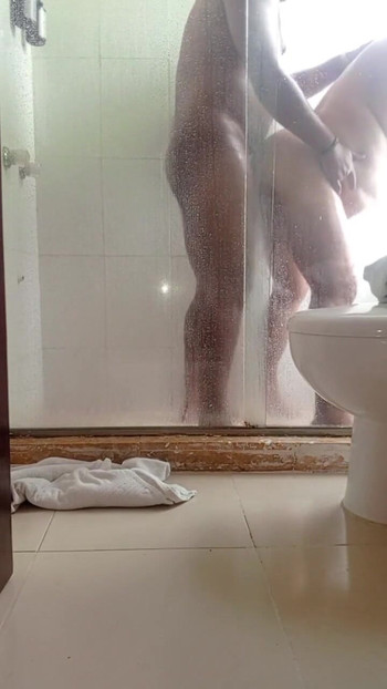 Quan hệ tình dục qua đường hậu môn trong phòng tắm kết thúc trong miệng của một máy bay bà già pawg | Đoạn video ngắn 1