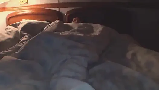 Dua gadis hot jepang lagi asik nyepong kontol cowok asia!