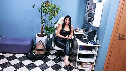 Goldfinch ayah menjilat vaginaku. Tergoda dan dihisap.