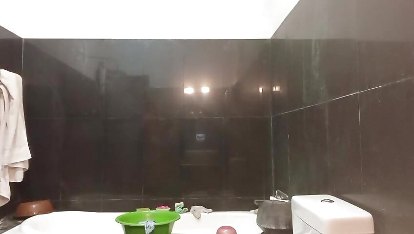 德西年輕女孩被大木假屌用力操並大聲呻吟