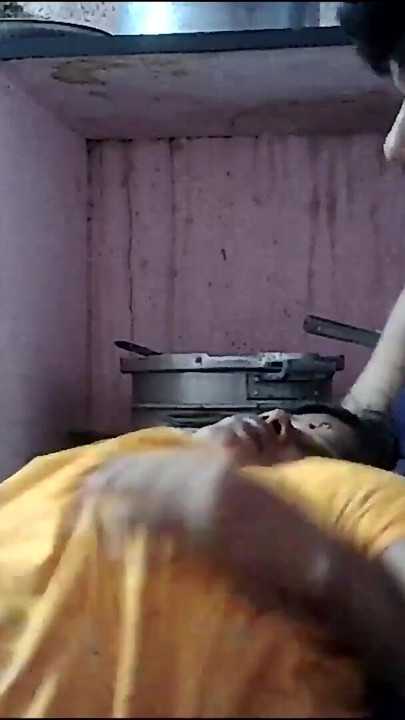 Nezaboravan trenutak iz "Indijske seoske kućanice seksi velike sise stišću"