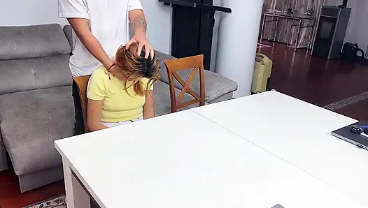 Покорная позволяет быть жестко трахнутой, ничего не говоря и кримпай в конце в ее пизде