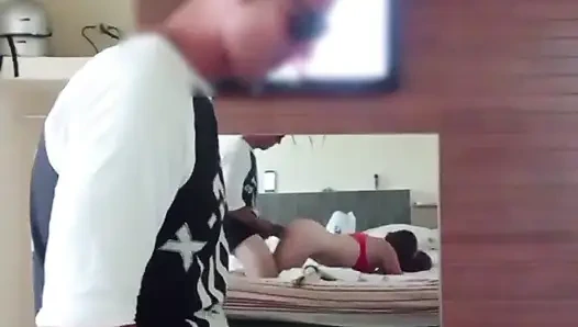 Amatör çift bir motelde seks yaparken kendilerini kaydetmenin tadını çıkarıyor (gerçek seks)