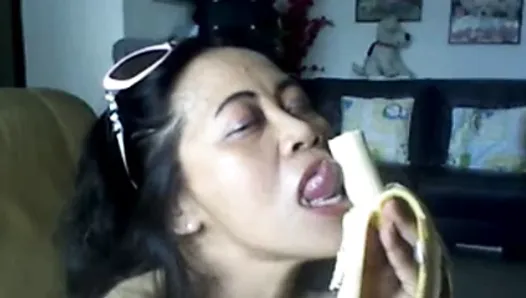 Une Thaïlandaise mature montre ses gros seins et suce une banane