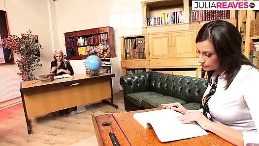 Gadis-gadis hot lagi asik ngentot pakai dildo strap-on setelah jilat memek