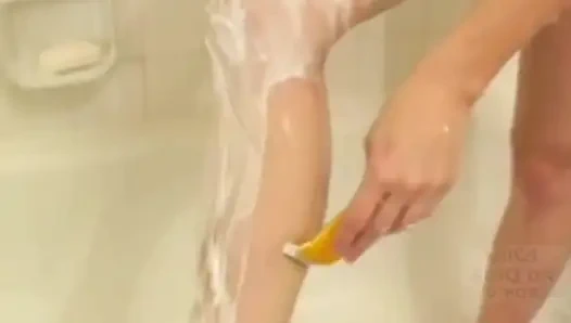 Seksi genç allie duşta tıraş oluyor