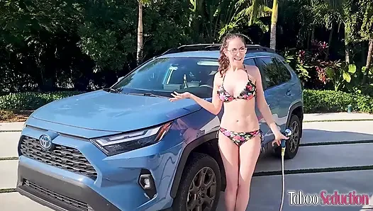 Nackte Autowäsche Mit Heißer Brünetter MILF Amiee Cambridge