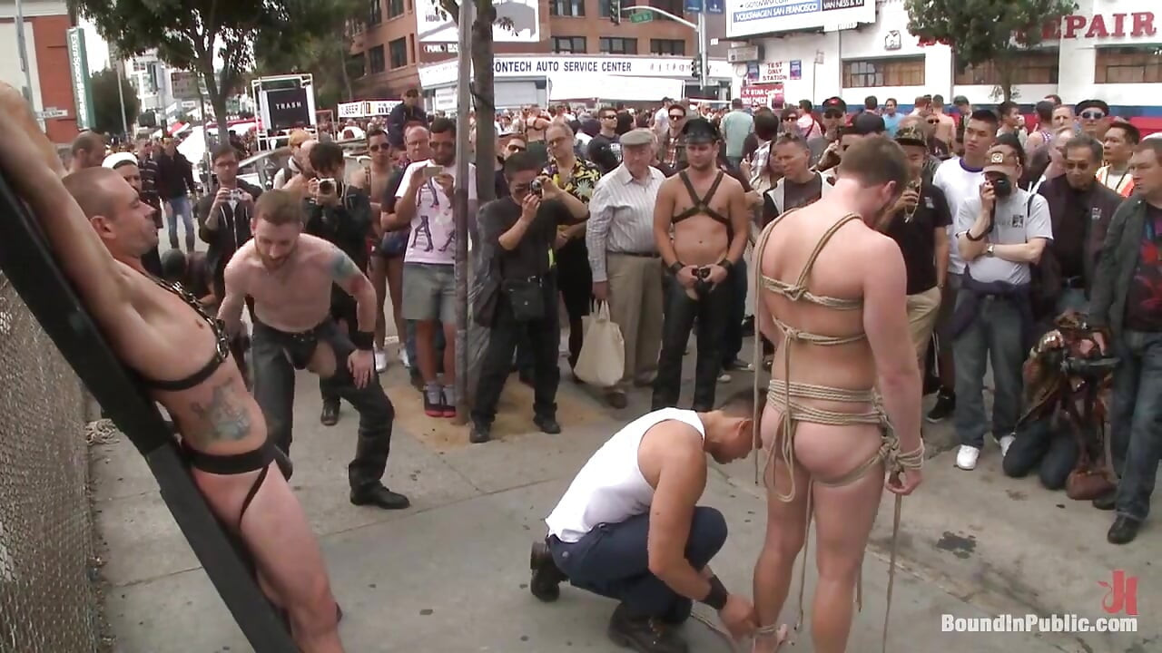 Děvka hladová po ptákovi prodded a ošukaná na pouličním veletrhu Dore Alley