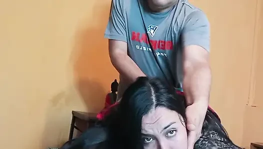 Ich habe meine indische stiefmutter überrascht, während sie hausarbeit machte und ich sie fickte.