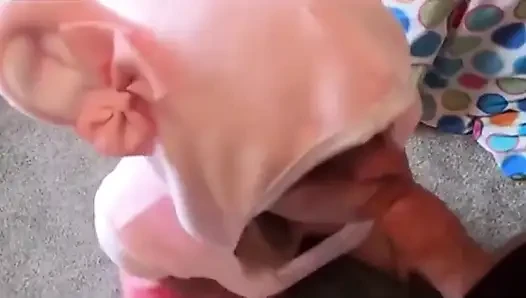 Genç kız üvey annesinin dildosuyla oynuyor ve üvey babası tarafından sikiliyor
