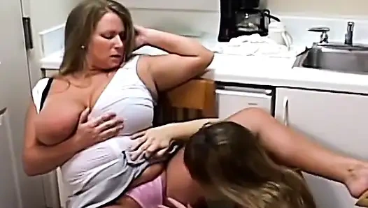 Allison & norelle saling menjelajahi satu sama lain