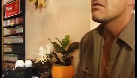 Brünette milf in einer bar in einer doppelpenetration vom kellner und einem kunden geknallt