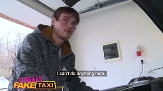 Weiblicher gefälschter Taximechaniker gibt Blondine einen vollen sexuellen Service