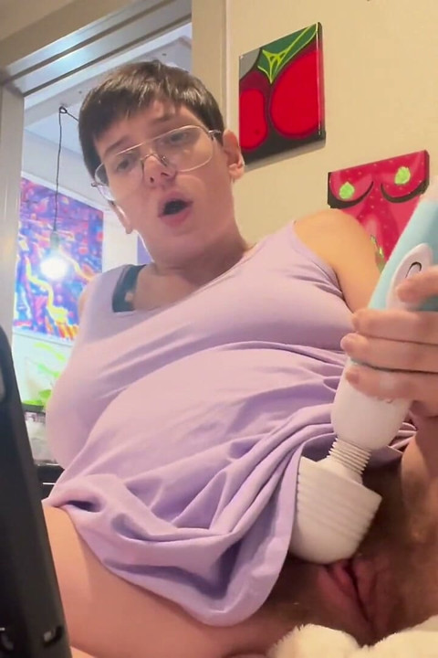 Une bombasse enceinte jouit au porno