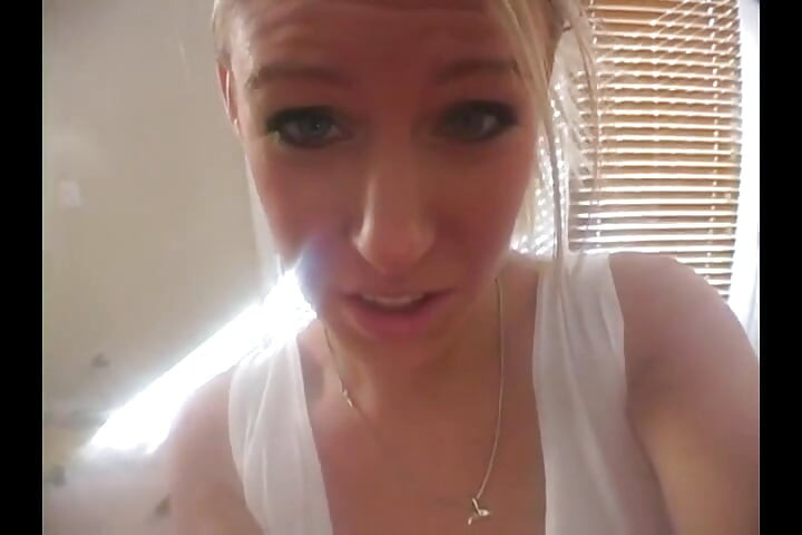 Секси блондинка прави невероятна футджоб с дилдо