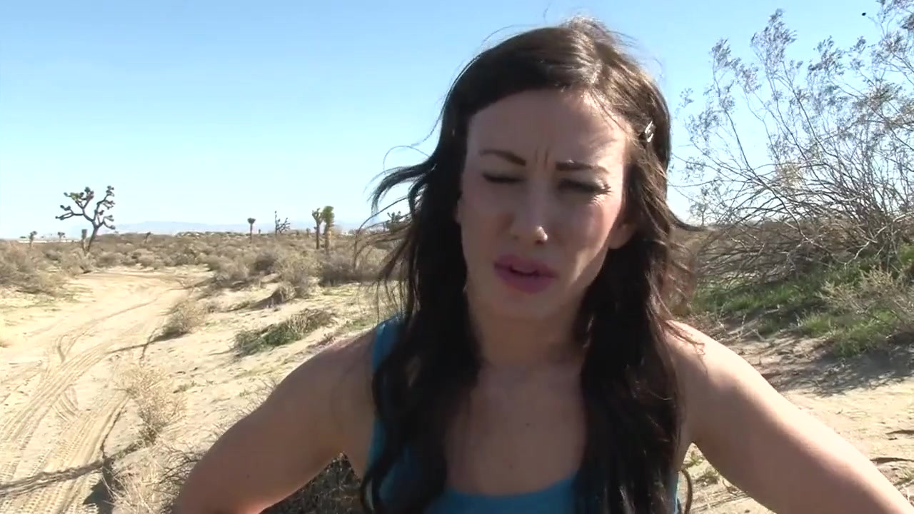 壮大な美しいブルネットのスラットがほとんどセックスされていない