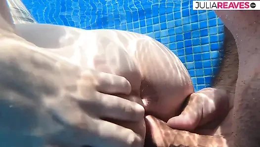 Bizi havuza götürdü